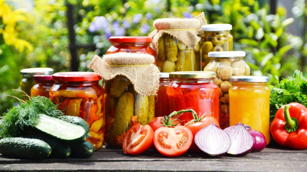 Homemade canned fruits and vegetables: how they are prepared and cooking times per food