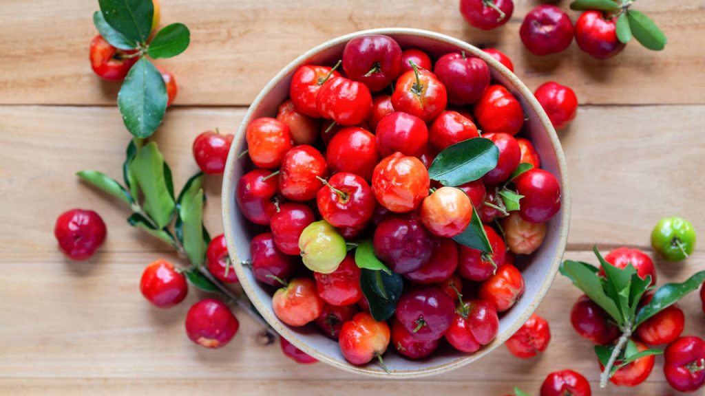 What is acerola, how much vitamin C does it provide and what are its properties